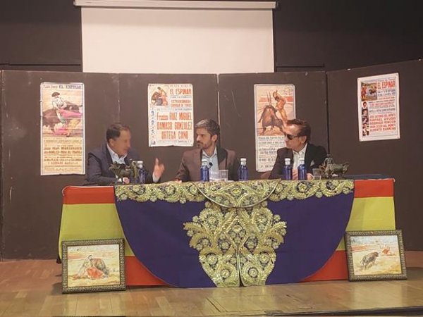 Alberto Palacios moderador en la Asociación Taurina 15 de Agosto